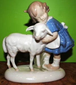 Figurka Dziewczynka z owieczką