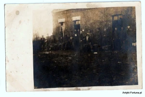 Feldpost - Żołnierze przed budynkiem - 1918 r