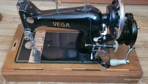 Stara maszyna do szycia Vega - walizkowa Nr 10