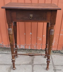 Stary stolik nr 8 